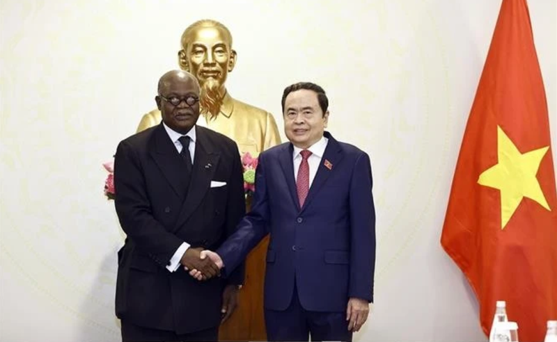 Le président de l'AN Tran Thanh Man (droite) et le président de l’APF Hilarion Etong. Photo : VNA.