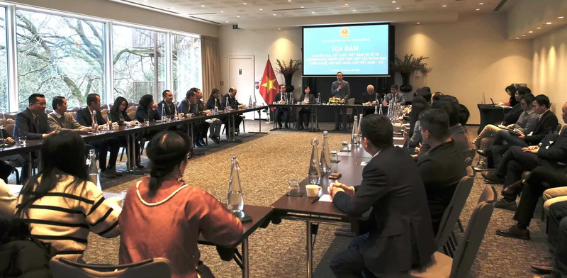 Lors de la Table ronde des experts et intellectuels vietnamiens en Belgique et au Luxembourg pour contribuer à la coopération scientifique, technologique et à l’innovation entre le Vietnam et l’UE. Photo: baoquocte