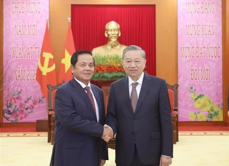 Le secrétaire général du Parti communiste du Vietnam (PCV), Tô Lâm (à droite) serre la main du membre du Comité permanent du Comité central du PPC et premier vice-président du Sénat du Cambodge, Ouch Borith, à Hanoi, le 20 janvier. Photo: VNA