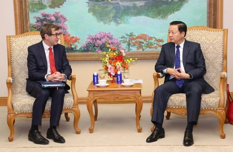 Le vice-Premier ministre Trân Hông Hà (à droite) recevant le délégué interministériel aux approvisionnements en minerais et métaux stratégiques, Benjamin Gallezot. Photo : VNA.