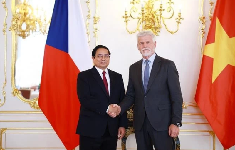 Le Premier ministre vietnamien Pham Minh Chinh (à gauche) rencontre le président de la République tchèque Petr Pavel. Photo : VNA.