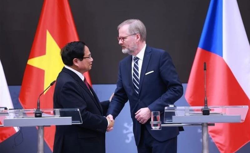 Le Premier ministre vietnamien Pham Minh Chinh et son homologue tchèque Petr Fiala se serrent la main avant leur rencontre avec la presse, à Prague, le 20 janvier. Photo: VNA