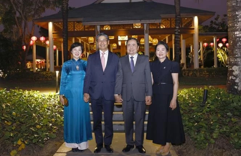 Le président de l’Assemblée nationale, Trân Thanh Mân (2e, à partir de la droite) recevant l’ambassadeur du Japon au Vietnam, Ito Naoki, à Cân Tho, le 20 janvier. Photo: VNA