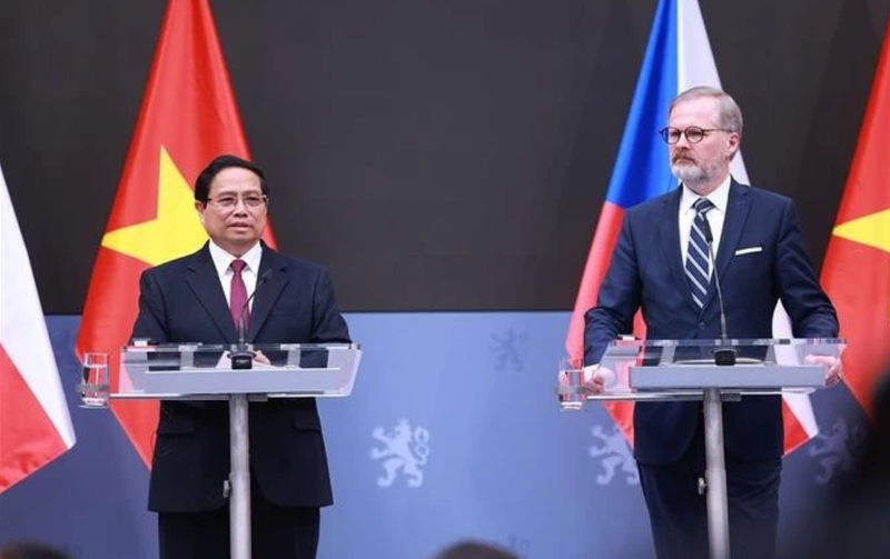 Le Premier ministre vietnamien Pham Minh Chinh et son homologue tchèque Petr Fiala, rencontrent la presse à l’issue de leur entretien, à Prague, le 20 janvier. Photo: VNA