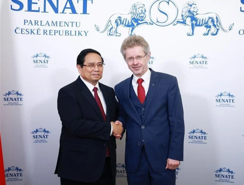 Le Premier ministre Pham Minh Chinh (gauche) et le président du Sénat tchèque Milos Vystrcil. Photo : VNA.