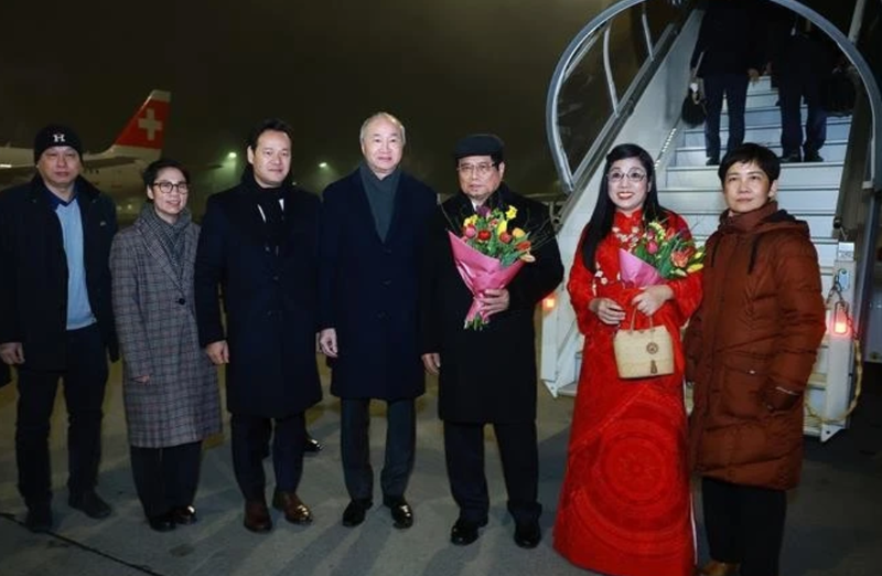 Le PM Pham Minh Chinh et son épouse sont arrivés à l'aéroport de Zurich. Photo : VNA.