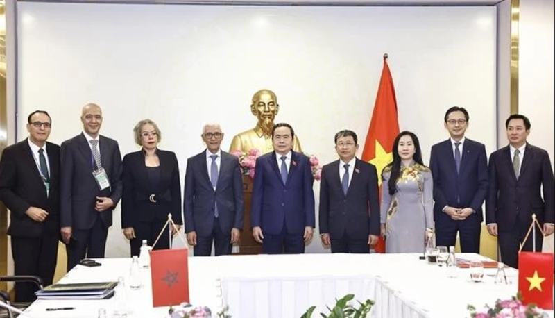 Le président de l'Assemblée nationale (AN) du Vietnam, Tran Thanh Man (au centre), le président de la Chambre des représentants du Maroc, Rachid Talbi El Alami et les délégués. Photo : VNA.