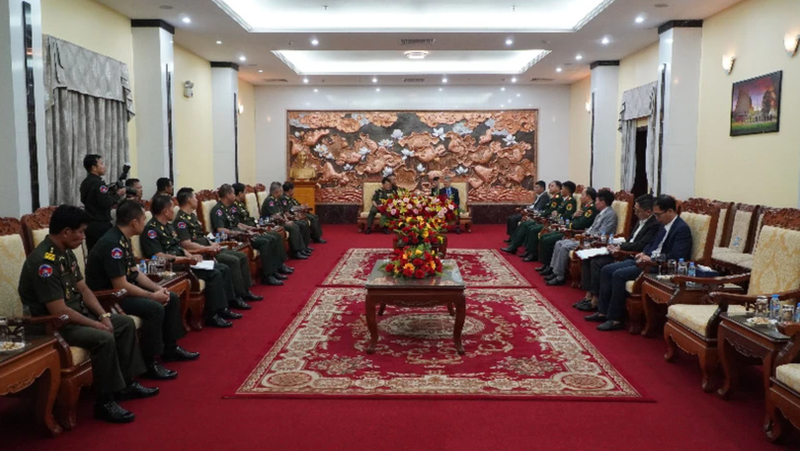 Une délégation du Haut Commandement des Forces armées royales cambodgiennes, dirigée par le commandant en chef, le général Vong Pisen présente ses vœux à l'ambassade du Vietnam à Phnom Penh. Photo : NDEL