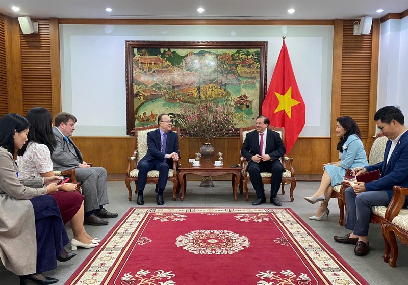 Lors de la rencontre entre le vice-ministre de la Culture, des Sports et du Tourisme, Ta Quang Dong, et l’ambassadeur de Russie au Vietnam, Gennady Bezdetko. Photo: icd.gov.vn