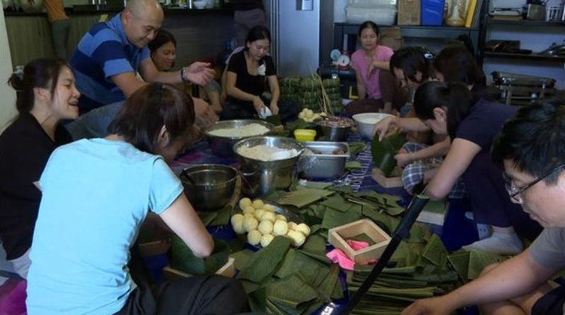 Tout comme au Vietnam, quelques jours avant le Têt, les cadres, les employés, les proches des membres de l’ambassade et des agences auprès de l'ambassade se réunissent pour la confection du « banh chung ». Photo : VNA.