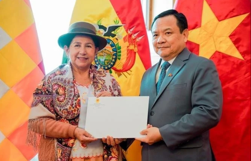 La ministre bolivienne des Affaires étrangères, Celinda Sosa Lunda et l'ambassadeur du Vietnam au Brésil et en Bolivie, Bui Van Nghi. Photo : ambassade du Vietnam au Brésil et en Bolivie.