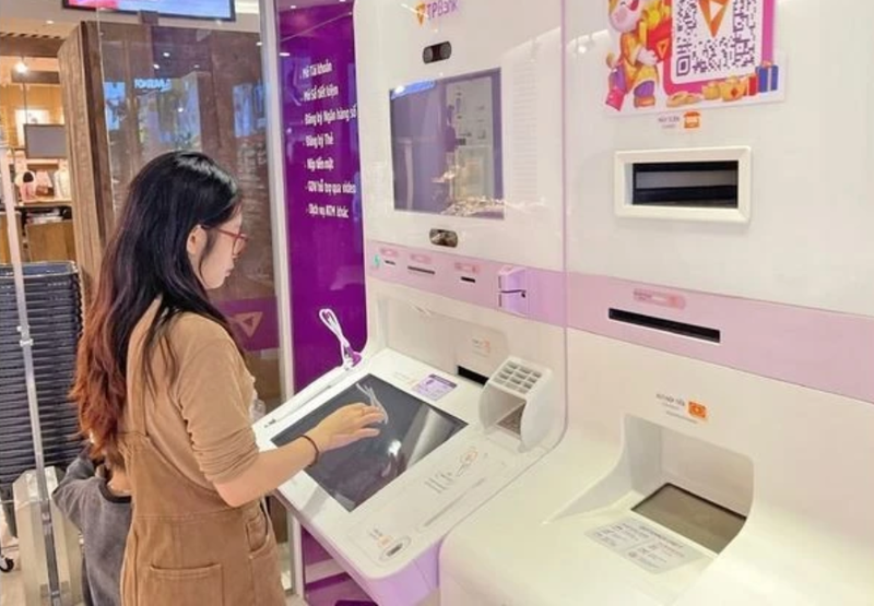 Une cliente utilise le service bancaire automatique LiveBank de TPBank. Photo : hanoimoi