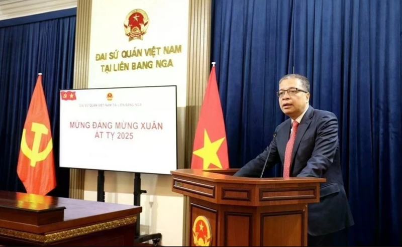 L'ambassadeur du Vietnam Dang Minh Khoi à la célébration du 95e anniversaire du Parti en Russie. Photo : VNA.