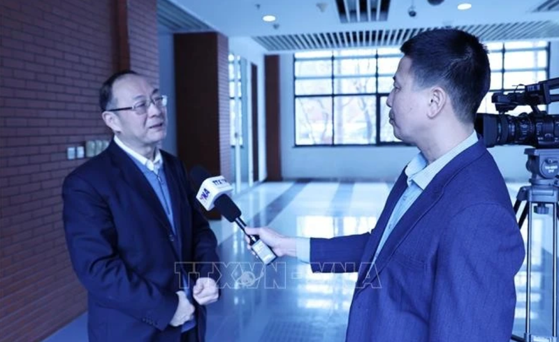 Le professeur Jin Canrong (gauche), directeur adjoint de l'Institut des relations internationales de l'Université populaire de Chine - l'Université Renmin de Chine, dans une interview accordée au correspondant de l’Agence vietnamienne d’information (VNA) à Pékin. Photo : VNA