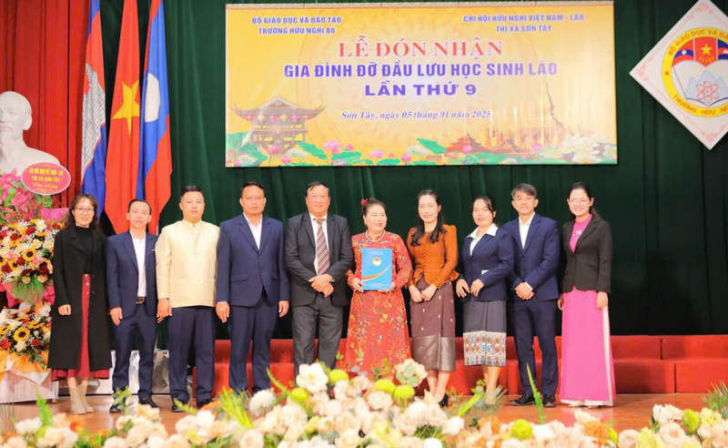 Lors de la cérémonie d’accueil des familles d’accueil pour les élèves laotiens. Photo: École d’Amitié 80