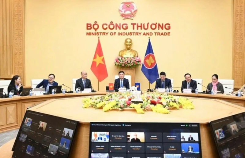 Le ministre de l'Industrie et du Commerce, Nguyên Hông Diên, assiste à la réunion spéciale en ligne des ministres de l'économie de l'ASEAN sur les négociations visant à moderniser l'accord sur le commerce des marchandises de l'ASEAN (ATIGA).