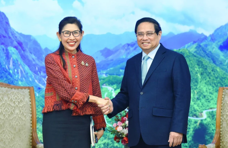 Le Premier ministre Pham Minh Chinh et l'ambassadrice de Thaïlande Urawadee Sriphiromya. Photo : VNA.