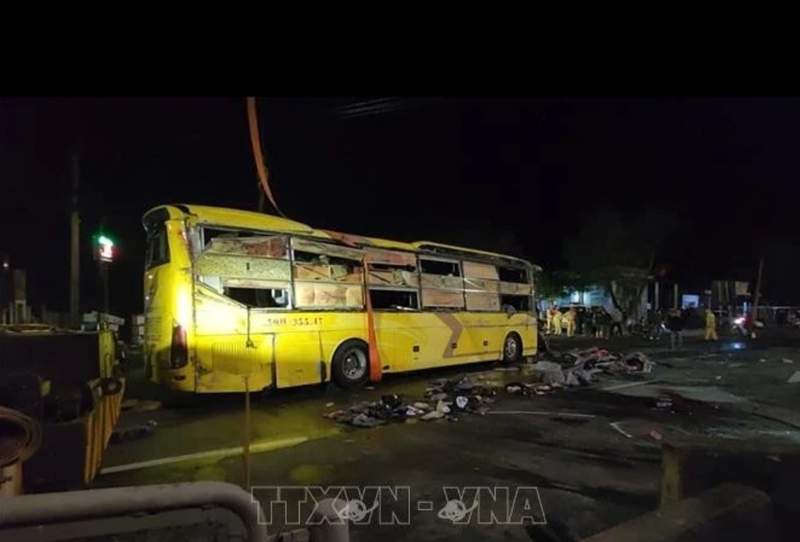 Un véhicule de tourisme immatriculé 50H-355.47, appartenant à la compagnie de bus Tan Kim Chi (Ho Chi Minh-Ville), s’est renversé, entraînant la mort de trois personnes et faisant 27 blessés. Photo : VNA.