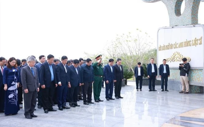 Le Premier ministre Pham Minh Chinh et son entourage rendent hommage aux héros morts pour la patrie au cimetière des martyrs de Quang Nam. Photo : VNA.