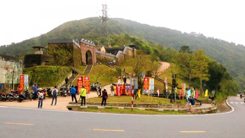 Hai Van Quan attire les touristes des quatre coins du pays sur leur chemin vers le Sud ou le Nord. Photo : VOV