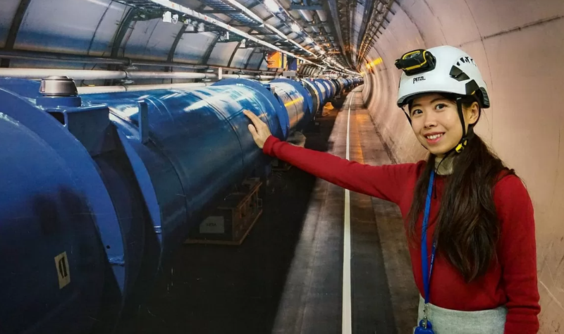 Joni Pham, doctorante à l’Université de Melbourne et physicienne travaillant au CERN, à côté du système ATLAS situé au centre du CERN. Photo : CERN