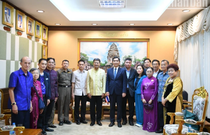 La délégation de l'ambassade du Vietnam en Thaïlande, conduite par l'ambassadeur Pham Viet Hung, s'est rendue dans la province de Sa Kaeo, située à plus de 200 km à l'est de Bangkok. Photo: NDEL