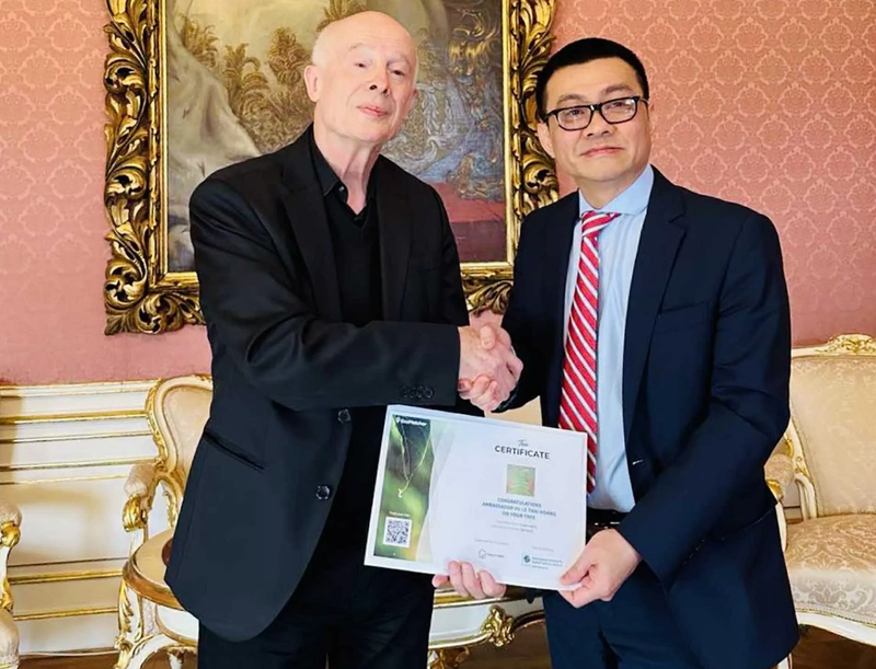 L'ambassadeur Vu Le Thai Hoang et le Professeur Hans Joachim Schellnhuber, directeur général de l'IIASA. Photo: baoquocte