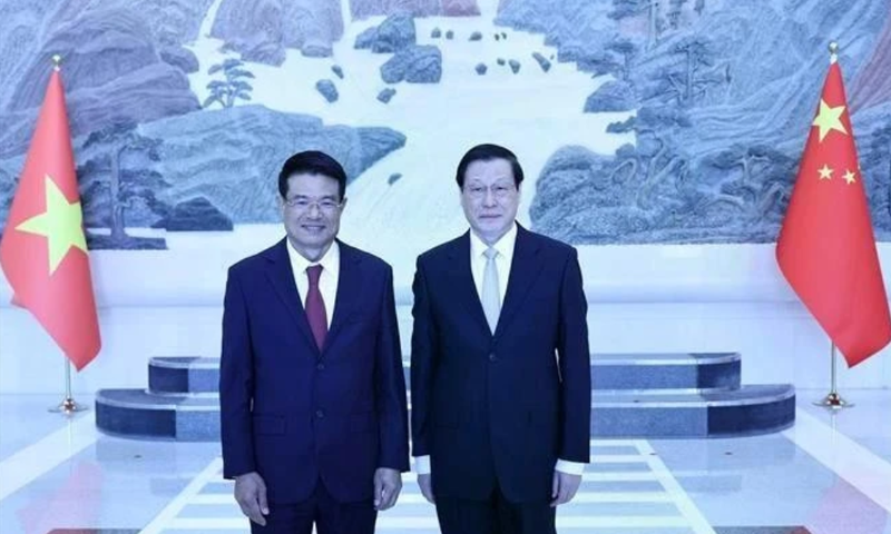 Le procureur général Nguyên Huy Tiên (à gauche) et son homologue chinois Ying Yong. Photo : VNA.