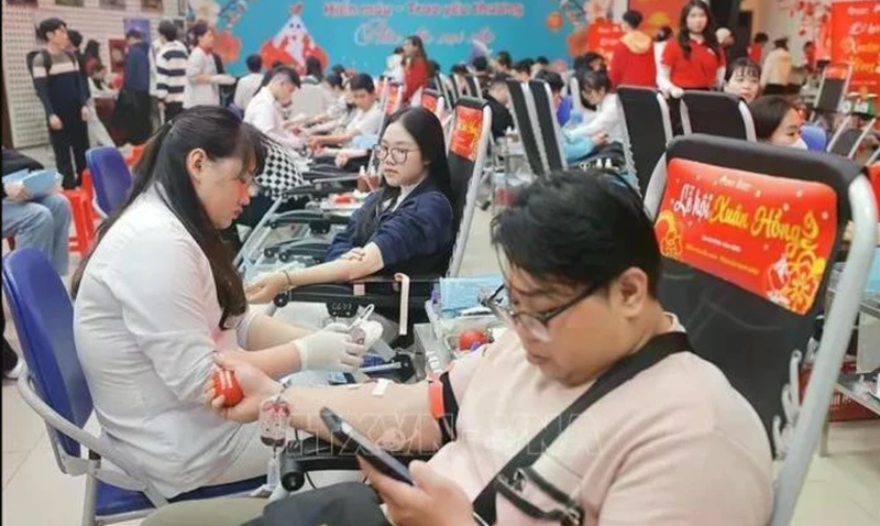 Près de 9.000 unités de sang ont été collectées dans le cadre de la Fête du Printemps rouge (Xuân Hông) 2025, l’un des plus grands événements annuels de don de sang au Vietnam. Photo: VNA