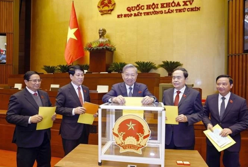 Le secrétaire général du Parti, To Lam, le président Luong Cuong, le Premier ministre Pham Minh Chinh, le président de l'Assemblée nationale Tran Thanh Man et des délégués votent lors de la séance. Photo : VNA.