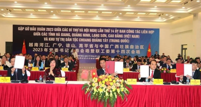 Une rencontre de printemps et une conférence du Comité de travail conjoint entre les provinces de Quang Ninh, Lang Son, Cao Bang, Ha Giang (Vietnam) et la région autonome Zhuang du Guangxi (Chine) en 2023. Photo : VNA.