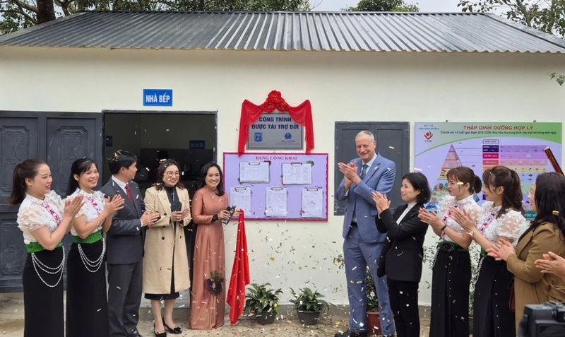 Inauguration de la nouvelle cuisine à l’antenne de l’école maternelle de Tan Tien. Photo : VOV