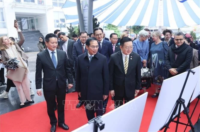 Le vice-PM et ministre des AE Bùi Thanh Son et des délégués lors de l'exposition de photos 30 ans d'adhésion du Vietnam à l'ASEAN. Photo: VNA