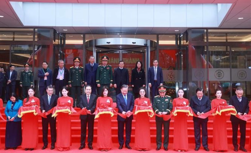 Le secrétaire général du Parti Tô Lâm inaugurant deux installations de l’Hôpital central militaire 108 à Hanoi. Photo: VNA