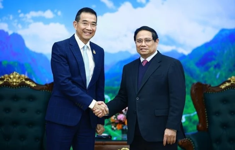 Le Premier ministre Pham Minh Chinh (à droite) serre la main du ministre thaïlandais des Affaires étrangères Maris Sangiampongsa, à Hanoi, le 24 février. Photo : VNA.