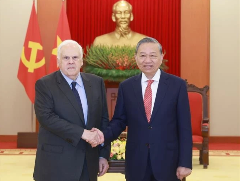 Le secrétaire général du Parti communiste du Vietnam Tô Lâm (droite) et Frederick W. Smith, fondateur et président-directeur général du groupe FedEx. Photo : VNA