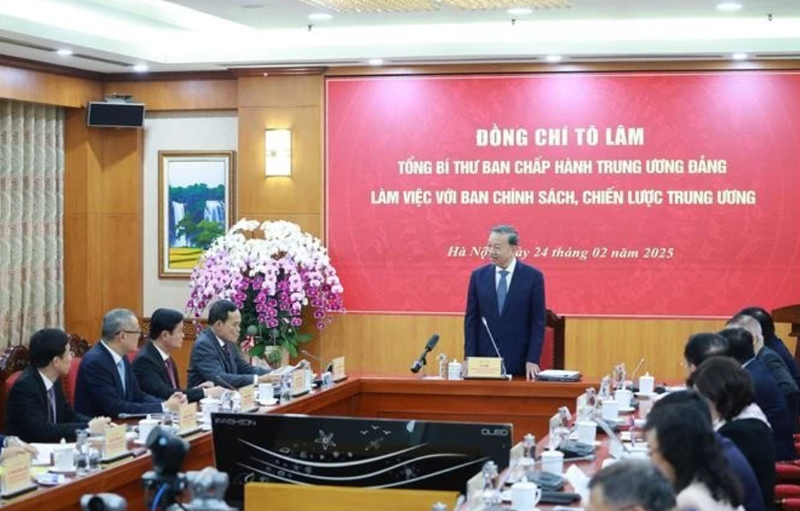 Le secrétaire général du Parti, Tô Lâm (debout), s’exprime lors de la séance de travail avec la Commission des politiques et des stratégies du Comité central du Parti, à Hanoi, le 24 février. Photo : VNA.