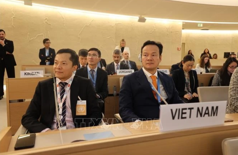 L’ambassadeur Mai Phan Dung (à droite) assiste à la cérémonie d’ouverture de la 58e session du Conseil des droits de l’homme des Nations Unies. Photo : VNA