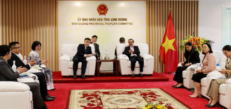 Le vice-président du Comité populaire provincial de Binh Duong, Bui Minh Thanh, reçoit une délégation du Service du Commerce de la province chinoise du Liaoning. Photo: binhduong.gov.vn