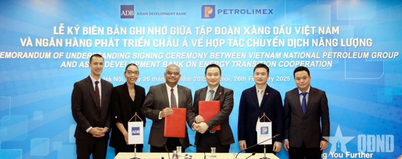 Lors de la cérémonie de la signature d’un protocole d'accord (MOU) sur la coopération en matière de transition énergétique entre Petrolimex et la BAD. Photo : qdnd.vn