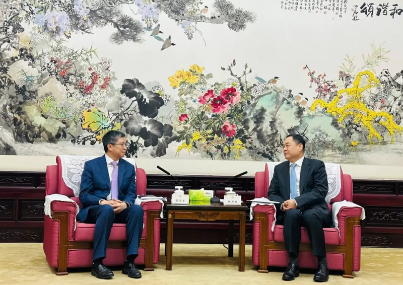 L'ambassadeur du Vietnam en Chine, Pham Thanh Binh, rend une visite de courtoisie à Yang Wanming, président de l’Association du peuple chinois pour l'amitié avec les pays étrangers. Photo: baoquocte