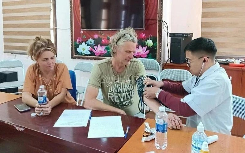 Examen de la santé pour M. Christiaan. Photo : journal Lao Cai.