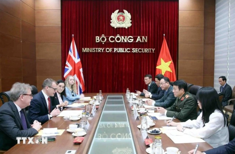 Rencontre entre le ministre de la Sécurité publique, Luong Tam Quang (droite), et le secrétaire d'État du ministère britannique de l’Intérieur, Simon Ridley. Photo : VNA.