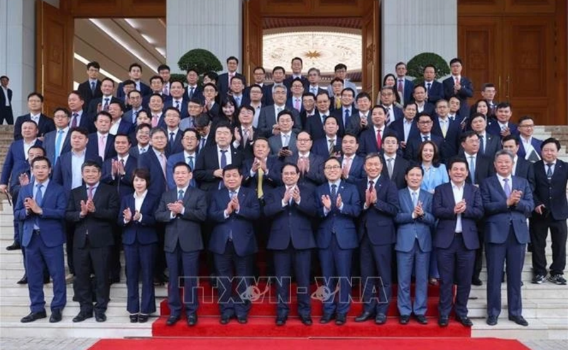 Le Premier ministre Pham Minh Chinh (au centre, première rangée) pose pour une photo de groupe lors de l’événement. Photo : VNA.