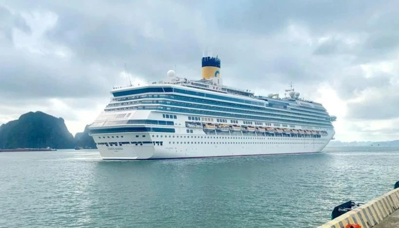 Le paquebot Costa Serena (Italie) visite la baie d'Ha Long (Quang Ninh). Photo : VNA