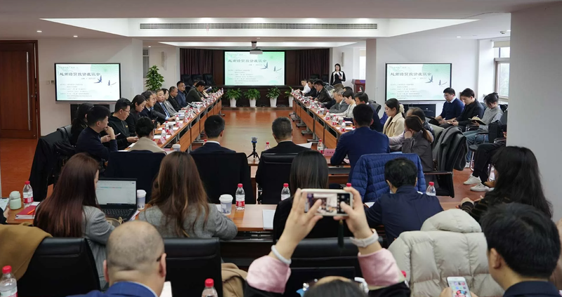 Lors du colloque intitulé « Coopération commerciale et d'investissement Vietnam 2025 ». Photo: baoquocte