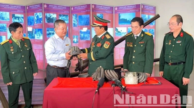 Le général de division, docteur, héros des forces armées Doan Sinh Huong, ancien commandant de l'Arme blindée et ancien commandant de la 4e région militaire offre des objets précieux au musée de Dak Lak. Photo : NDEL