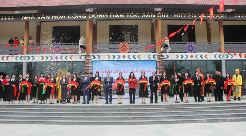 Le village culturel et touristique de l’ethnie San Diu dans la commune de Binh Dan, district de Van Don, qui a été mis en service il y a peu de temps, est progressivement devenu une nouvelle destination touristique, attirant de nombreux visiteurs venus découvrir. Photo: NDEL