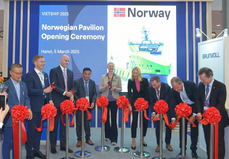 Lors de la cérémonie d’inauguration du stand de l'ambassade de Norvège au Vietnam dans le cadre du Salon international des technologies de la construction navale et des structures offshore. Photo : Ambassade de Norvège au Vietnam