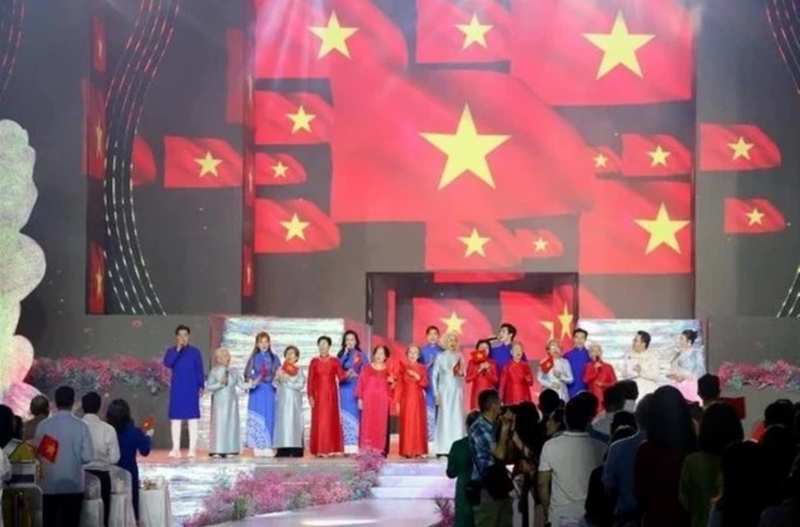 Le 11e festival Ao Dai de Ho Chi Minh-Ville, sur le thème « Ao Dai vietnamien - Le Vietnam en plein essor », s'ouvre le 7 mars Photo : VNA.